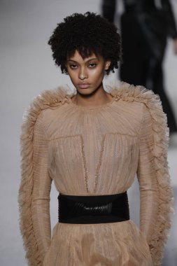 Paris, Fransa - Mart 02: Manken pist Balmain gösterisi sırasında Paris moda hafta kadın giyim Sonbahar/Kış 2018/2019 bir parçası olarak 2 Mart 2018 Paris, Fransa'da yürür.