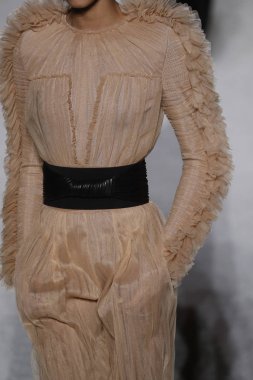 Paris, Fransa - Mart 02: Manken pist Balmain gösterisi sırasında Paris moda hafta kadın giyim Sonbahar/Kış 2018/2019 bir parçası olarak 2 Mart 2018 Paris, Fransa'da yürür.