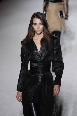 Paris, Fransa - Mart 02: Manken pist Balmain gösterisi sırasında Paris moda hafta kadın giyim Sonbahar/Kış 2018/2019 bir parçası olarak 2 Mart 2018 Paris, Fransa'da yürür.