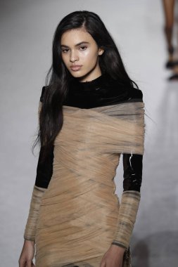 Paris, Fransa - Mart 02: Manken pist Balmain gösterisi sırasında Paris moda hafta kadın giyim Sonbahar/Kış 2018/2019 bir parçası olarak 2 Mart 2018 Paris, Fransa'da yürür.
