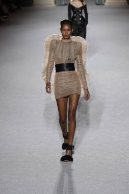 Paris, Fransa - Mart 02: Manken pist Balmain gösterisi sırasında Paris moda hafta kadın giyim Sonbahar/Kış 2018/2019 bir parçası olarak 2 Mart 2018 Paris, Fransa'da yürür.