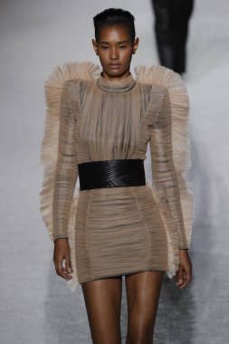 Paris, Fransa - Mart 02: Manken pist Balmain gösterisi sırasında Paris moda hafta kadın giyim Sonbahar/Kış 2018/2019 bir parçası olarak 2 Mart 2018 Paris, Fransa'da yürür.