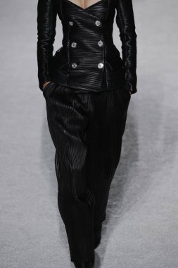 Paris, Fransa - Mart 02: Manken pist Balmain gösterisi sırasında Paris moda hafta kadın giyim Sonbahar/Kış 2018/2019 bir parçası olarak 2 Mart 2018 Paris, Fransa'da yürür.