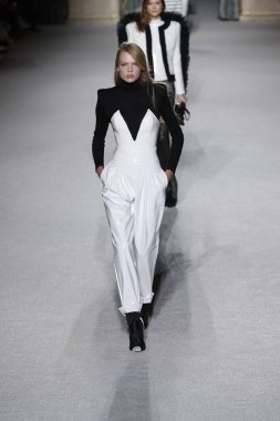 Paris, Fransa - Mart 02: Manken pist Balmain gösterisi sırasında Paris moda hafta kadın giyim Sonbahar/Kış 2018/2019 bir parçası olarak 2 Mart 2018 Paris, Fransa'da yürür.