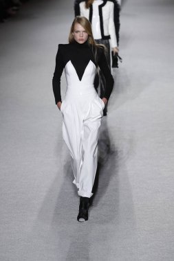 Paris, Fransa - Mart 02: Manken pist Balmain gösterisi sırasında Paris moda hafta kadın giyim Sonbahar/Kış 2018/2019 bir parçası olarak 2 Mart 2018 Paris, Fransa'da yürür.