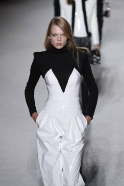 Paris, Fransa - Mart 02: Manken pist Balmain gösterisi sırasında Paris moda hafta kadın giyim Sonbahar/Kış 2018/2019 bir parçası olarak 2 Mart 2018 Paris, Fransa'da yürür.