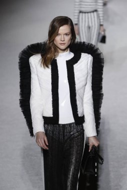 Paris, Fransa - Mart 02: Manken pist Balmain gösterisi sırasında Paris moda hafta kadın giyim Sonbahar/Kış 2018/2019 bir parçası olarak 2 Mart 2018 Paris, Fransa'da yürür.