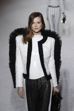 Paris, Fransa - Mart 02: Manken pist Balmain gösterisi sırasında Paris moda hafta kadın giyim Sonbahar/Kış 2018/2019 bir parçası olarak 2 Mart 2018 Paris, Fransa'da yürür.