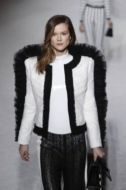 Paris, Fransa - Mart 02: Manken pist Balmain gösterisi sırasında Paris moda hafta kadın giyim Sonbahar/Kış 2018/2019 bir parçası olarak 2 Mart 2018 Paris, Fransa'da yürür.