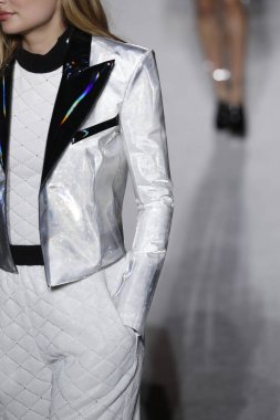 Paris, Fransa - Mart 02: Manken pist Balmain gösterisi sırasında Paris moda hafta kadın giyim Sonbahar/Kış 2018/2019 bir parçası olarak 2 Mart 2018 Paris, Fransa'da yürür.