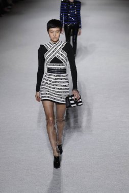 Paris, Fransa - Mart 02: Manken pist Balmain gösterisi sırasında Paris moda hafta kadın giyim Sonbahar/Kış 2018/2019 bir parçası olarak 2 Mart 2018 Paris, Fransa'da yürür.