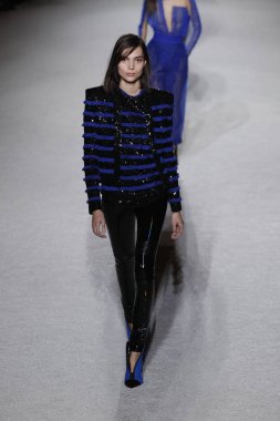 Paris, Fransa - Mart 02: Manken pist Balmain gösterisi sırasında Paris moda hafta kadın giyim Sonbahar/Kış 2018/2019 bir parçası olarak 2 Mart 2018 Paris, Fransa'da yürür.