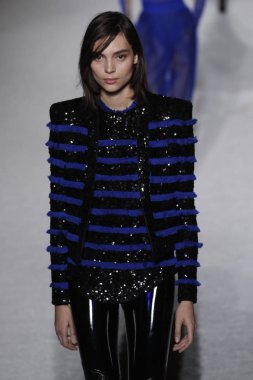 Paris, Fransa - Mart 02: Manken pist Balmain gösterisi sırasında Paris moda hafta kadın giyim Sonbahar/Kış 2018/2019 bir parçası olarak 2 Mart 2018 Paris, Fransa'da yürür.