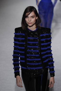 Paris, Fransa - Mart 02: Manken pist Balmain gösterisi sırasında Paris moda hafta kadın giyim Sonbahar/Kış 2018/2019 bir parçası olarak 2 Mart 2018 Paris, Fransa'da yürür.