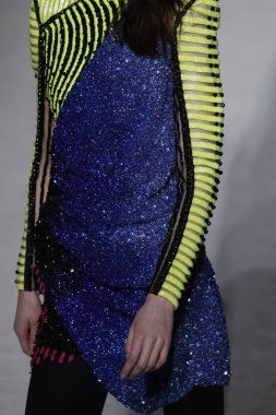 Paris, Fransa - Mart 02: Manken pist Balmain gösterisi sırasında Paris moda hafta kadın giyim Sonbahar/Kış 2018/2019 bir parçası olarak 2 Mart 2018 Paris, Fransa'da yürür.