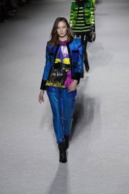 Paris, Fransa - Mart 02: Manken pist Balmain gösterisi sırasında Paris moda hafta kadın giyim Sonbahar/Kış 2018/2019 bir parçası olarak 2 Mart 2018 Paris, Fransa'da yürür.