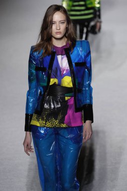 Paris, Fransa - Mart 02: Manken pist Balmain gösterisi sırasında Paris moda hafta kadın giyim Sonbahar/Kış 2018/2019 bir parçası olarak 2 Mart 2018 Paris, Fransa'da yürür.