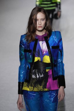 Paris, Fransa - Mart 02: Manken pist Balmain gösterisi sırasında Paris moda hafta kadın giyim Sonbahar/Kış 2018/2019 bir parçası olarak 2 Mart 2018 Paris, Fransa'da yürür.