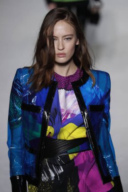 Paris, Fransa - Mart 02: Manken pist Balmain gösterisi sırasında Paris moda hafta kadın giyim Sonbahar/Kış 2018/2019 bir parçası olarak 2 Mart 2018 Paris, Fransa'da yürür.