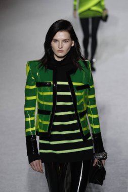 Paris, Fransa - Mart 02: Manken pist Balmain gösterisi sırasında Paris moda hafta kadın giyim Sonbahar/Kış 2018/2019 bir parçası olarak 2 Mart 2018 Paris, Fransa'da yürür.