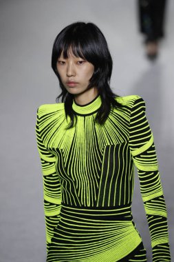 Paris, Fransa - Mart 02: Manken pist Balmain gösterisi sırasında Paris moda hafta kadın giyim Sonbahar/Kış 2018/2019 bir parçası olarak 2 Mart 2018 Paris, Fransa'da yürür.