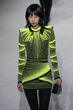 Paris, Fransa - Mart 02: Manken pist Balmain gösterisi sırasında Paris moda hafta kadın giyim Sonbahar/Kış 2018/2019 bir parçası olarak 2 Mart 2018 Paris, Fransa'da yürür.