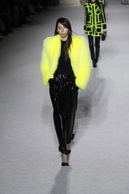 Paris, Fransa - Mart 02: Manken pist Balmain gösterisi sırasında Paris moda hafta kadın giyim Sonbahar/Kış 2018/2019 bir parçası olarak 2 Mart 2018 Paris, Fransa'da yürür.