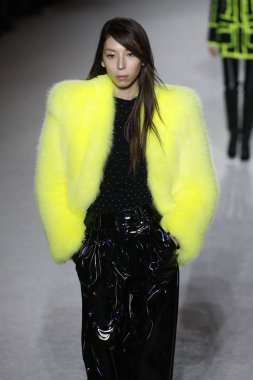 Paris, Fransa - Mart 02: Manken pist Balmain gösterisi sırasında Paris moda hafta kadın giyim Sonbahar/Kış 2018/2019 bir parçası olarak 2 Mart 2018 Paris, Fransa'da yürür.