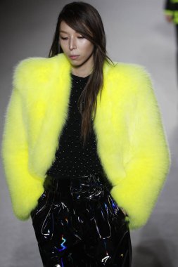 Paris, Fransa - Mart 02: Manken pist Balmain gösterisi sırasında Paris moda hafta kadın giyim Sonbahar/Kış 2018/2019 bir parçası olarak 2 Mart 2018 Paris, Fransa'da yürür.