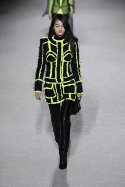 Paris, Fransa - Mart 02: Manken pist Balmain gösterisi sırasında Paris moda hafta kadın giyim Sonbahar/Kış 2018/2019 bir parçası olarak 2 Mart 2018 Paris, Fransa'da yürür.