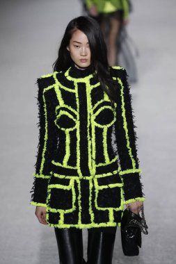 Paris, Fransa - Mart 02: Manken pist Balmain gösterisi sırasında Paris moda hafta kadın giyim Sonbahar/Kış 2018/2019 bir parçası olarak 2 Mart 2018 Paris, Fransa'da yürür.
