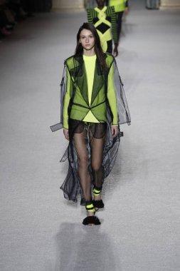 Paris, Fransa - Mart 02: Manken pist Balmain gösterisi sırasında Paris moda hafta kadın giyim Sonbahar/Kış 2018/2019 bir parçası olarak 2 Mart 2018 Paris, Fransa'da yürür.