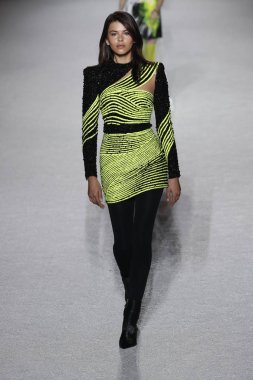 Paris, Fransa - Mart 02: Manken pist Balmain gösterisi sırasında Paris moda hafta kadın giyim Sonbahar/Kış 2018/2019 bir parçası olarak 2 Mart 2018 Paris, Fransa'da yürür.