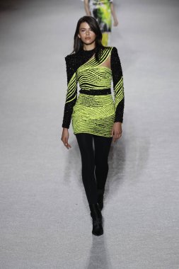 Paris, Fransa - Mart 02: Manken pist Balmain gösterisi sırasında Paris moda hafta kadın giyim Sonbahar/Kış 2018/2019 bir parçası olarak 2 Mart 2018 Paris, Fransa'da yürür.