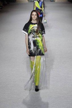 Paris, Fransa - Mart 02: Manken pist Balmain gösterisi sırasında Paris moda hafta kadın giyim Sonbahar/Kış 2018/2019 bir parçası olarak 2 Mart 2018 Paris, Fransa'da yürür.