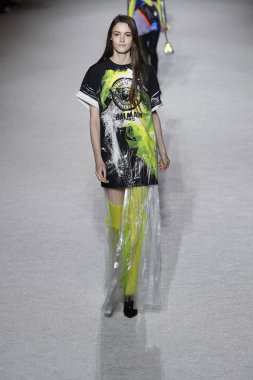 Paris, Fransa - Mart 02: Manken pist Balmain gösterisi sırasında Paris moda hafta kadın giyim Sonbahar/Kış 2018/2019 bir parçası olarak 2 Mart 2018 Paris, Fransa'da yürür.