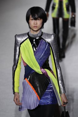 Paris, Fransa - Mart 02: Manken pist Balmain gösterisi sırasında Paris moda hafta kadın giyim Sonbahar/Kış 2018/2019 bir parçası olarak 2 Mart 2018 Paris, Fransa'da yürür.