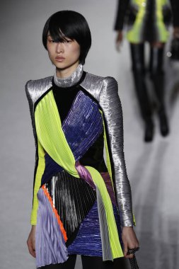 Paris, Fransa - Mart 02: Manken pist Balmain gösterisi sırasında Paris moda hafta kadın giyim Sonbahar/Kış 2018/2019 bir parçası olarak 2 Mart 2018 Paris, Fransa'da yürür.