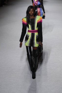 Paris, Fransa - Mart 02: Manken pist Balmain gösterisi sırasında Paris moda hafta kadın giyim Sonbahar/Kış 2018/2019 bir parçası olarak 2 Mart 2018 Paris, Fransa'da yürür.