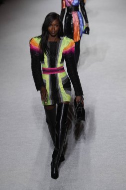 Paris, Fransa - Mart 02: Manken pist Balmain gösterisi sırasında Paris moda hafta kadın giyim Sonbahar/Kış 2018/2019 bir parçası olarak 2 Mart 2018 Paris, Fransa'da yürür.