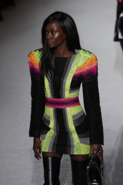 Paris, Fransa - Mart 02: Manken pist Balmain gösterisi sırasında Paris moda hafta kadın giyim Sonbahar/Kış 2018/2019 bir parçası olarak 2 Mart 2018 Paris, Fransa'da yürür.