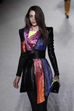Paris, Fransa - Mart 02: Manken pist Balmain gösterisi sırasında Paris moda hafta kadın giyim Sonbahar/Kış 2018/2019 bir parçası olarak 2 Mart 2018 Paris, Fransa'da yürür.