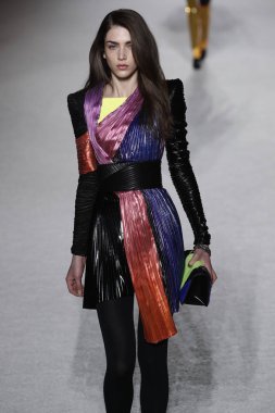 Paris, Fransa - Mart 02: Manken pist Balmain gösterisi sırasında Paris moda hafta kadın giyim Sonbahar/Kış 2018/2019 bir parçası olarak 2 Mart 2018 Paris, Fransa'da yürür.