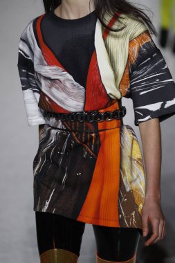 Paris, Fransa - Mart 02: Manken pist Balmain gösterisi sırasında Paris moda hafta kadın giyim Sonbahar/Kış 2018/2019 bir parçası olarak 2 Mart 2018 Paris, Fransa'da yürür.