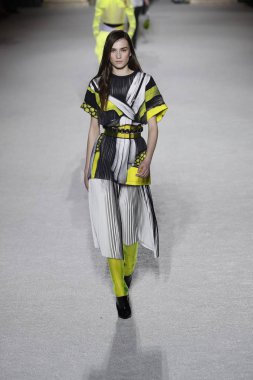 Paris, Fransa - Mart 02: Manken pist Balmain gösterisi sırasında Paris moda hafta kadın giyim Sonbahar/Kış 2018/2019 bir parçası olarak 2 Mart 2018 Paris, Fransa'da yürür.