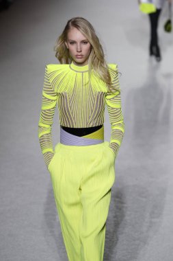 Paris, Fransa - Mart 02: Manken pist Balmain gösterisi sırasında Paris moda hafta kadın giyim Sonbahar/Kış 2018/2019 bir parçası olarak 2 Mart 2018 Paris, Fransa'da yürür.