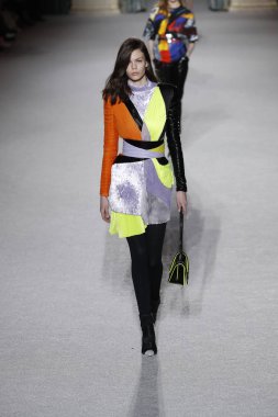 Paris, Fransa - Mart 02: Manken pist Balmain gösterisi sırasında Paris moda hafta kadın giyim Sonbahar/Kış 2018/2019 bir parçası olarak 2 Mart 2018 Paris, Fransa'da yürür.