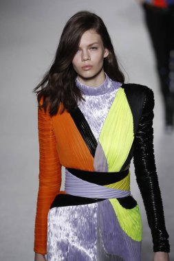 Paris, Fransa - Mart 02: Manken pist Balmain gösterisi sırasında Paris moda hafta kadın giyim Sonbahar/Kış 2018/2019 bir parçası olarak 2 Mart 2018 Paris, Fransa'da yürür.