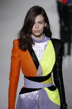 Paris, Fransa - Mart 02: Manken pist Balmain gösterisi sırasında Paris moda hafta kadın giyim Sonbahar/Kış 2018/2019 bir parçası olarak 2 Mart 2018 Paris, Fransa'da yürür.