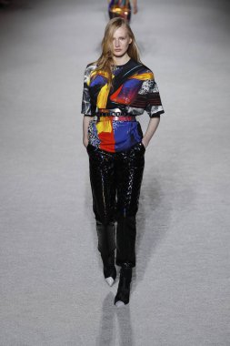 Paris, Fransa - Mart 02: Manken pist Balmain gösterisi sırasında Paris moda hafta kadın giyim Sonbahar/Kış 2018/2019 bir parçası olarak 2 Mart 2018 Paris, Fransa'da yürür.